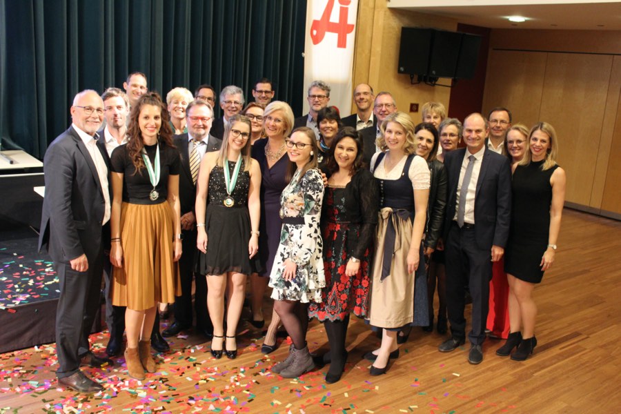 Gruppenbild mit Siegerinnen des PKA-Bundeslehrlingswettbewerbes und mit Jury und weiteren Personen