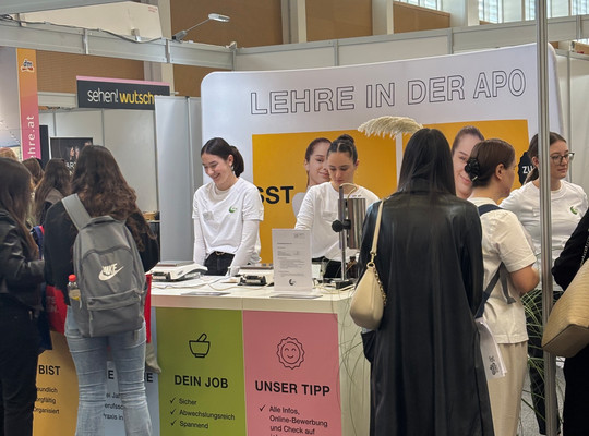 Menschen am Messestand