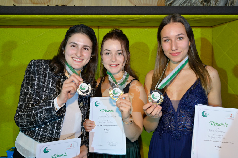 Gruppenbild mit Siegerinnen des PKA-Bundeslehrlingswettbewerbes und mit Jury und weiteren Personen