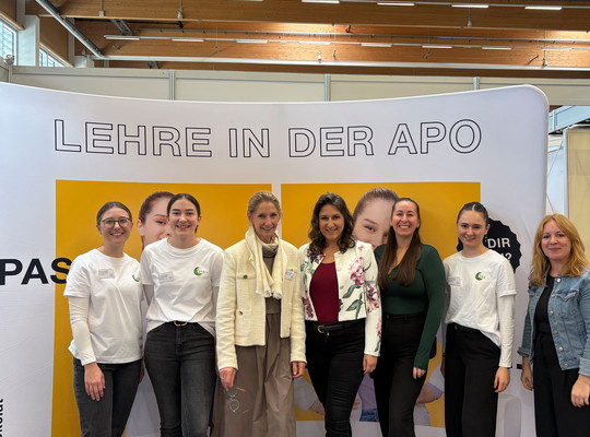Personen am Messestand