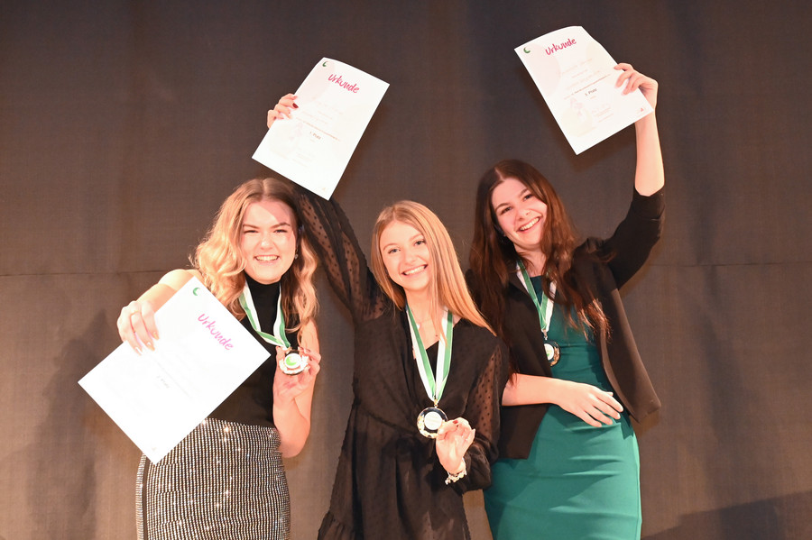 Gruppenbild mit Siegerinnen des PKA-Bundeslehrlingswettbewerbes und mit Jury und weiteren Personen