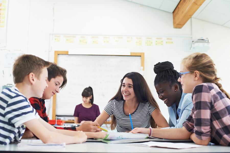 Schüler und Schülerinnen in der Berufsschule