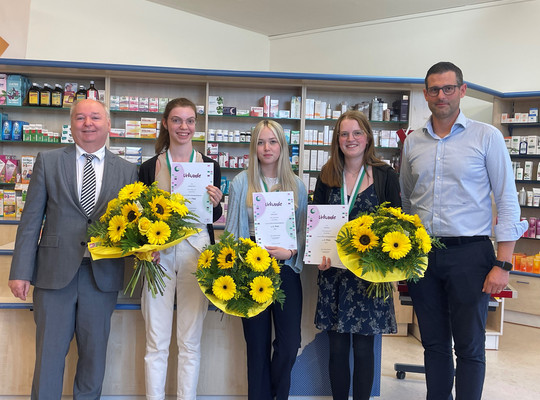 Das PKA Landes-Lehrlingswettbewerbsteam aus dem Burgenland und Niederösterreich mit den drei Siegerinnen