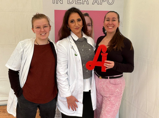 Personen am Messestand