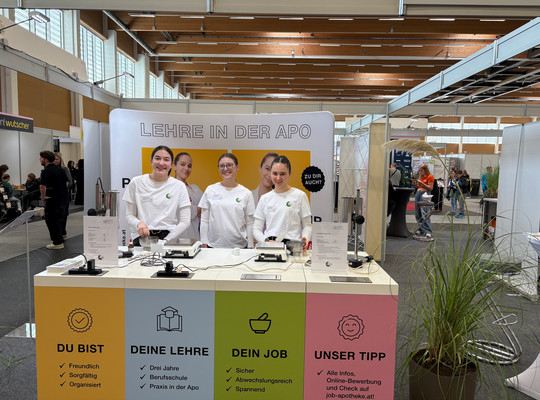 fleissige PKA Lehrlinge betreuen den Stand